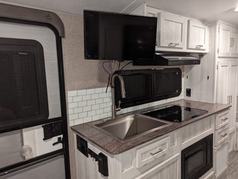 2019 Flagstaff E-pro 17PR Lightweight 380w Solar New Listing Towable trailer in Lakewood