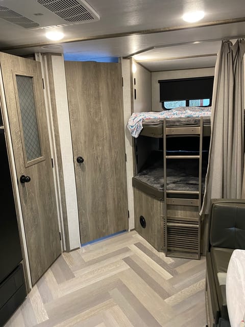 2021 Forest River RV Salem Hemisphere Hyper-Lyte 26BHHL Towable trailer in Lake Norman