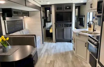 2022 Jayco Travel Trailer - 30 ft - 5770 lbs - Sleeps 8-10 Towable trailer in Hollywood