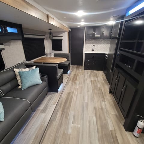 Hill Country Living 2022 Forest River Coachmen Freedom Express Ultra Lite Tráiler remolcable in Ingram