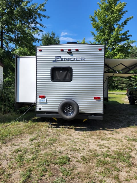 Fun Family Camper - 2021 Zinger Towable trailer in Clinton Township