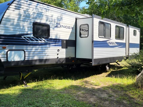 Fun Family Camper - 2021 Zinger Towable trailer in Clinton Township