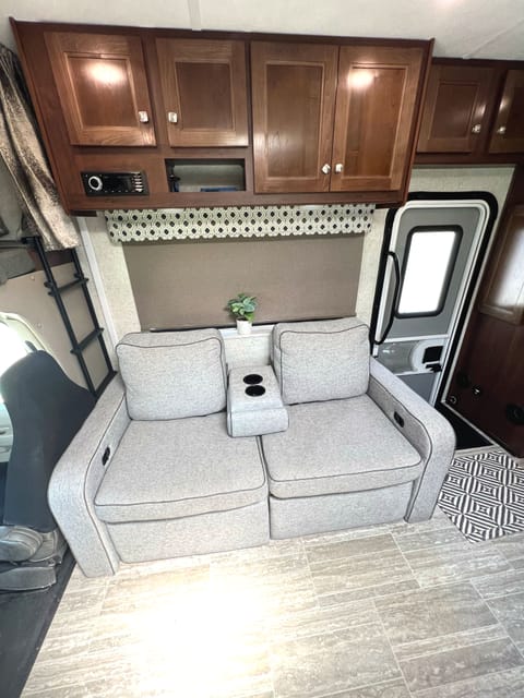 32' Fully Equipped RV | Sleeps up to 6 Vehículo funcional in South Gulf Cove