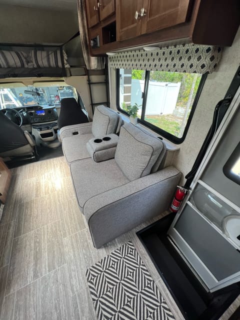 32' Fully Equipped RV | Sleeps up to 6 Vehículo funcional in South Gulf Cove