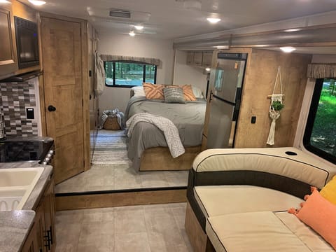 Beautiful and Well-Stocked 2020 Forest River Coachmen Leprechaun Class C! Vehículo funcional in La Vergne