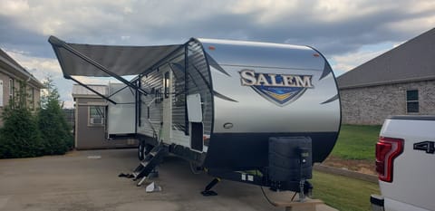Space for the entire family rain or shine, 2018 Forest River Salem 31KQTBS Towable trailer in Huntsville
