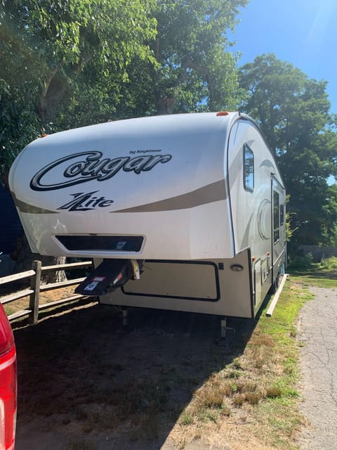 Cougar 5th Wheel - **Delivery ONLY**. Oysters available Towable trailer in Portsmouth