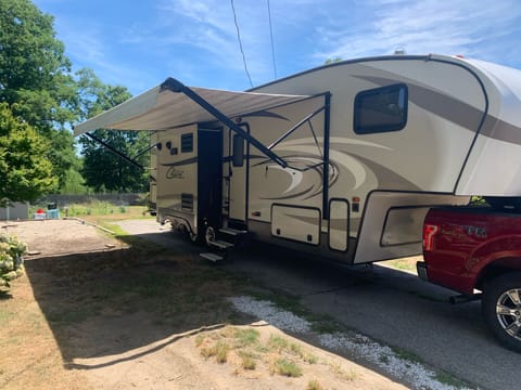 Cougar 5th Wheel - **Delivery ONLY**. Oysters available Towable trailer in Portsmouth