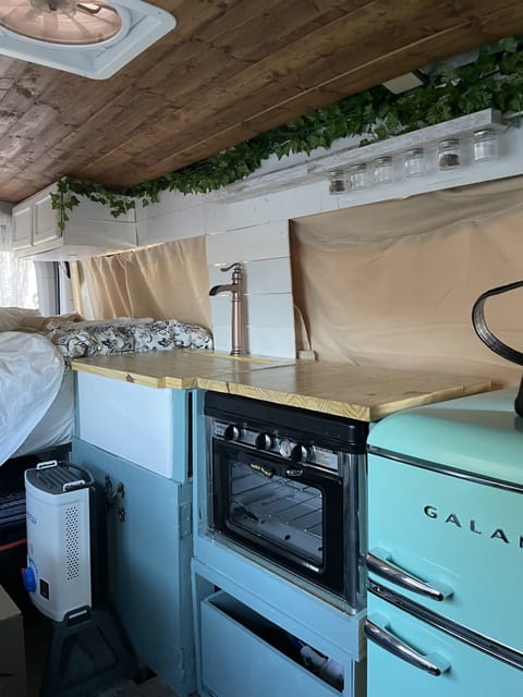 Retro Homey Pet Friendly 2019 Ford Transit 350 Mid-Roof Camper Van Van aménagé in Chino