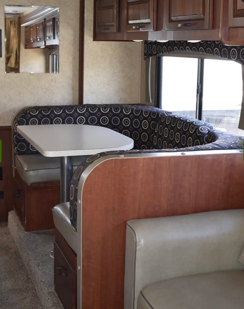 32’ Forrester, AC, Sleeps 8, two slide outs Drivable vehicle in Corona