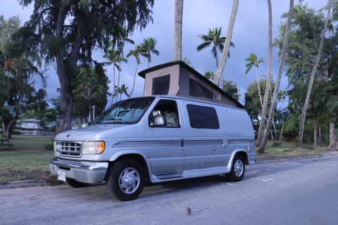 Popup / sleeps 4 Econoline 150 (with campsites available!) Campervan in Kailua