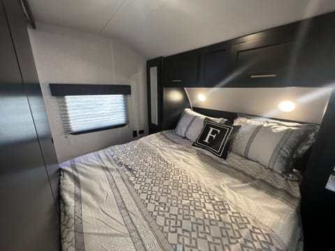 2022 Cherokee Grey Wolf SOLAR ENABLED Brand New Ultra Modern Travel Trailer Remorque tractable in Simi Valley