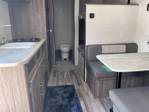 2021 Zinger Lite 18BH Towable trailer in Lehi