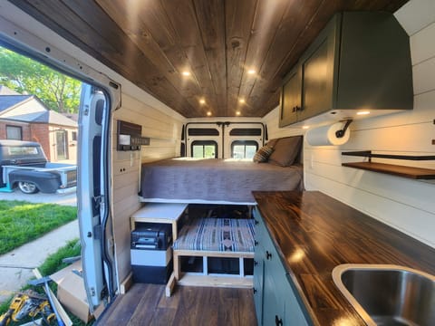 Betty White - HAS AC! - Campervan Sleeper - ProMaster Dodge '14 Reisemobil in Brentwood