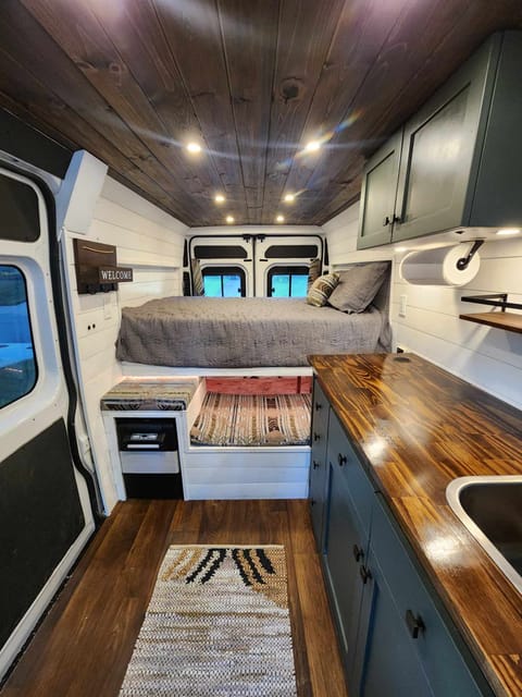 Campervan - Betty White - HAS AC! - Sleeper - ProMaster Dodge '14 Campervan in Brentwood