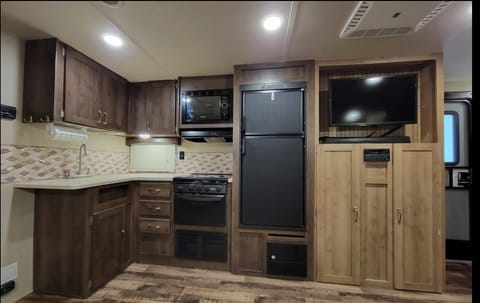 Outdoor kitchen ☆ Slide Out☆Exit 407☆Bunks Towable trailer in Sevierville