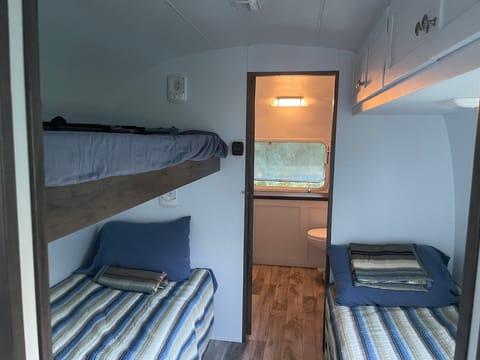 Door County Newly Renovated 31' Airstream w/ extra bunks Towable trailer in Sturgeon Bay