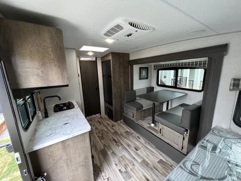 2022 Venture SONIC 169VUD LITE Easy to Tow Roomy Floorplan Brand New Towable trailer in Maple Ridge
