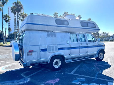 LAX Vintage Airstream Camper Van RV Spacious Sleeps 4 Solar Wi-Fi Loaded Vehículo funcional in Playa Del Rey
