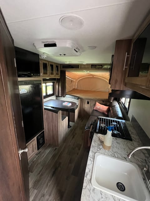 2018 Jayco Jay Feather - very well maintained, clean and fully stocked! Towable trailer in Buffalo Grove