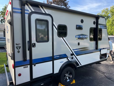 2018 Jayco Jay Feather - very well maintained, clean and fully stocked! Rimorchio trainabile in Buffalo Grove