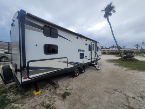 2018 Crossroads RV Sunset Trail Super Lite Towable trailer in Mount Plymouth