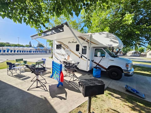 GratefulRV-2019 Thor Four Winds Drivable vehicle in Vacaville