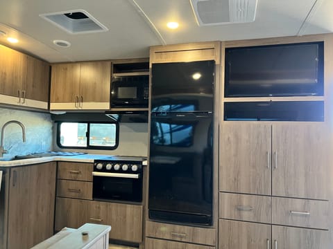 2022 Grand Design Imagine- Spacious Family Getaway Towable trailer in Welland