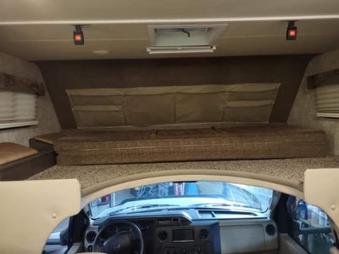 2018  Adventurer Motorhome- Clean and Spacious! Vehículo funcional in Burlington