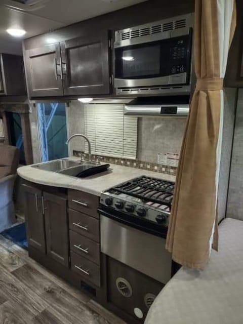 2018  Adventurer Motorhome- Clean and Spacious! Drivable vehicle in Burlington