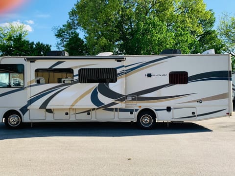 Easy to drive Gas motorhome Drivable vehicle in Collierville