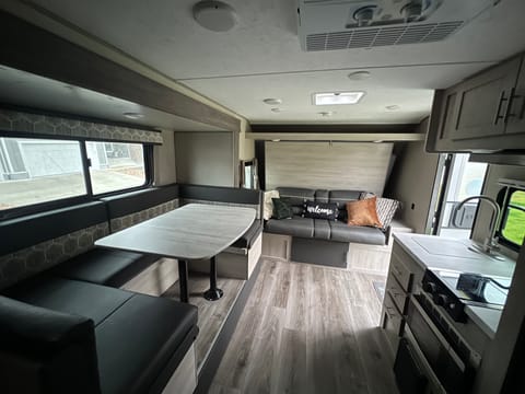 2022 Forest River Coachmen Catalina Summit Towable trailer in Lehi