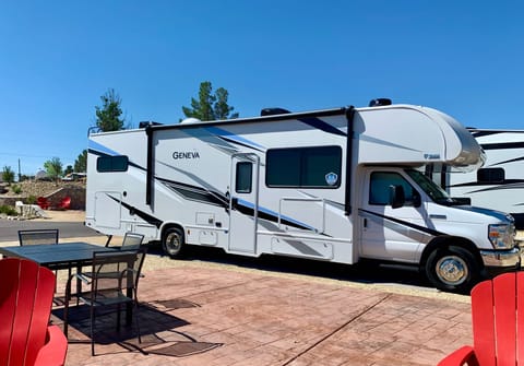 New Thor Geneva 31VA Luxury/Bunks/Fully Equipped/Sleeps 10+/Wi-Fi Véhicule routier in Rancho Cucamonga