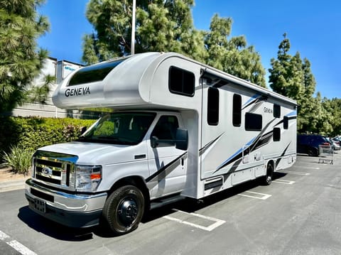 Luxury Family - Style Bunkhouse Sleeps 10 Solar Wifi 2 A/C + More Drivable vehicle in Rancho Cucamonga