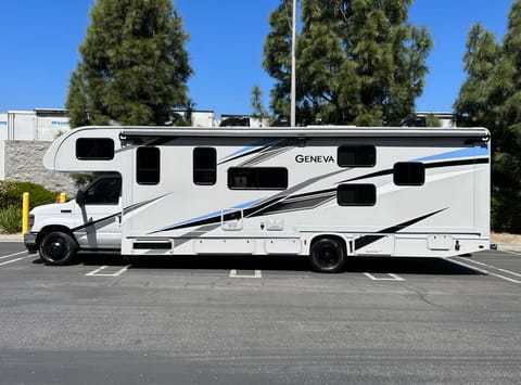 Luxury Family - Style Bunkhouse Sleeps 10 Solar Wifi 2 A/C + More Drivable vehicle in Rancho Cucamonga