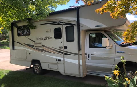 John's Winnebago Minnie Winnie 22R Drivable vehicle in Auburn Hills