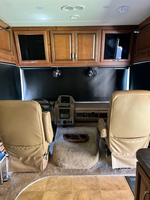 Dog friendly Fleetwood 36ft Coach Drivable vehicle in Tempe