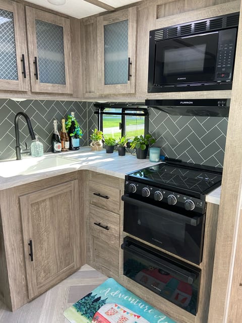 Shoreline CT Glamping Towable trailer in Westbrook