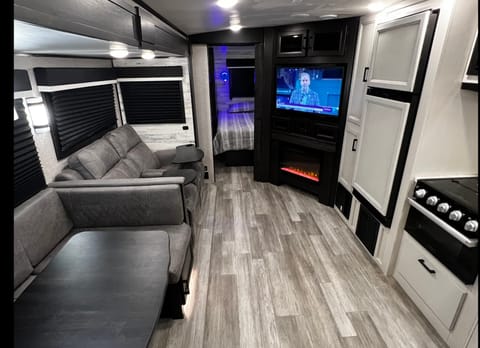 2022 Jayco White Hawk - The perfect home away from home on wheels! Sleeps 8 Towable trailer in Mansfield