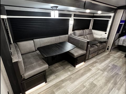 2022 Jayco White Hawk - The perfect home away from home on wheels! Sleeps 8 Towable trailer in Mansfield