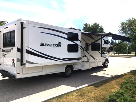 ¨Sunny¨ 2019, Sunseeker, 32 Ft , Sleeps up to 10, Min Rental Nights, 7 Drivable vehicle in Burlington