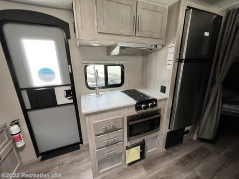 Camper Ready for up to 4 guests Towable trailer in Lakeland