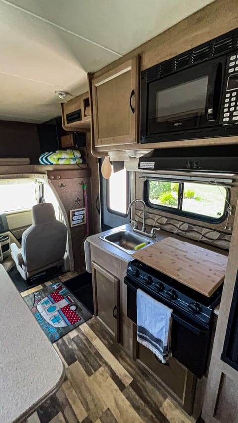 2015 Forest River Coachmen Freelander Drivable vehicle in Minot