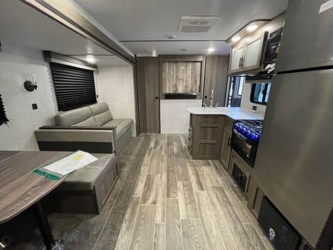 2023 Gulf Stream Enlighten 27BHS Towable trailer in Caldwell