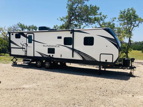 Texas Hill Country Sundancer - 2020 32 foot Travel Trailer Towable trailer in Kerrville