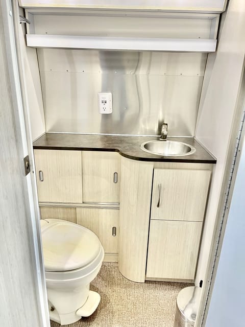 Airstream Serenity- 27’ sleeps 6- Family/Pet Friendly Towable trailer in Sonoma County