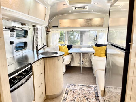 Airstream Serenity- 27’ sleeps 6- Family/Pet Friendly Towable trailer in Sonoma County