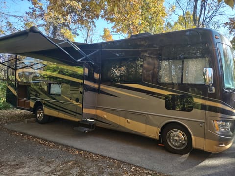 "Vrbo on the Go" with Outdoor Kitchen & TV Drivable vehicle in Clintonville