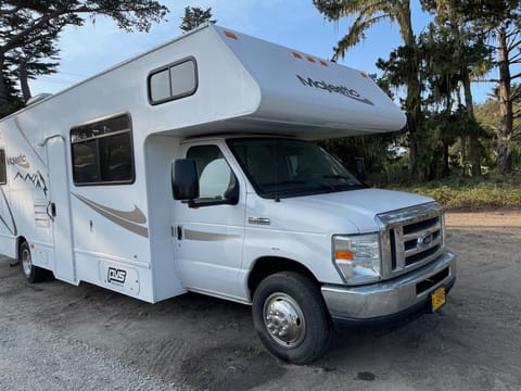 Bright & Comfy Majestic 34' RV close to Surfing, Hiking, Biking and Maveric Drivable vehicle in Moss Beach