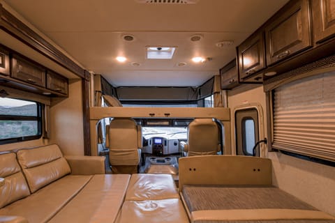 The RV Of Your Dreams - 2017 Thor Hurricane 29M (Sleeps 7-8, full kitchen, Vehículo funcional in Spring Valley